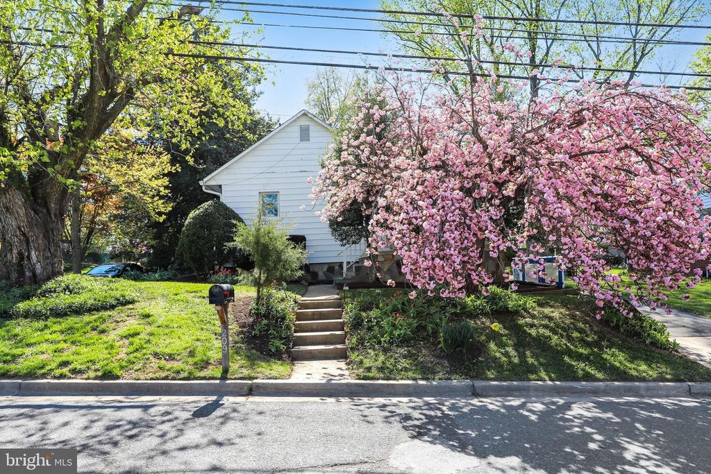 Image 5 of property listing at 209 CEDAR AVE, Gaithersburg, MD 20877