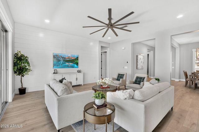 992 E PARKVIEW Drive, Gilbert, AZ 85295