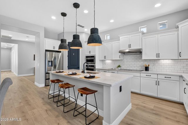 992 E PARKVIEW Drive, Gilbert, AZ 85295