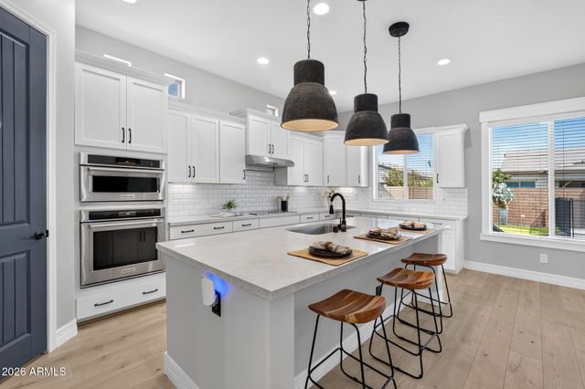 992 E PARKVIEW Drive, Gilbert, AZ 85295