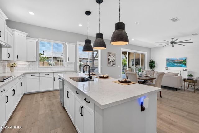 992 E PARKVIEW Drive, Gilbert, AZ 85295