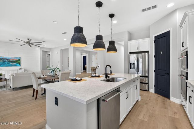 992 E PARKVIEW Drive, Gilbert, AZ 85295