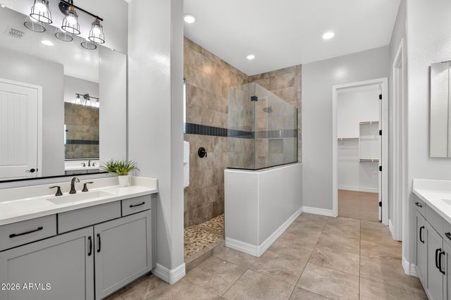 992 E PARKVIEW Drive, Gilbert, AZ 85295