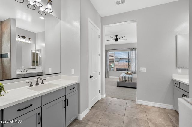 992 E PARKVIEW Drive, Gilbert, AZ 85295