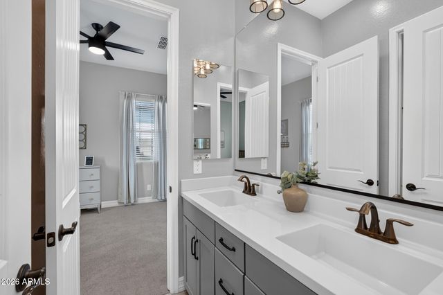 992 E PARKVIEW Drive, Gilbert, AZ 85295