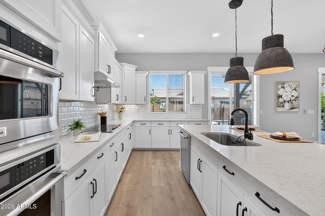 992 E PARKVIEW Drive, Gilbert, AZ 85295
