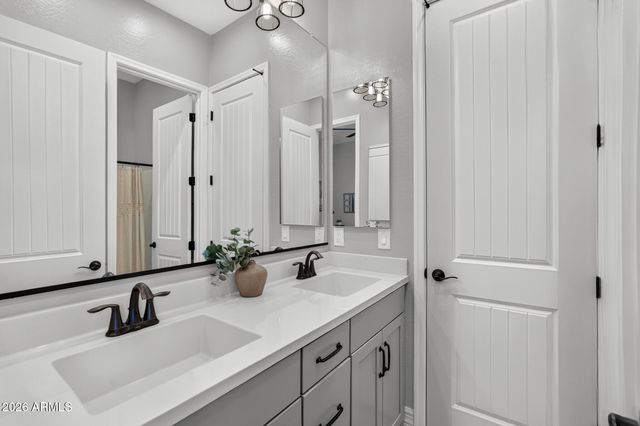 992 E PARKVIEW Drive, Gilbert, AZ 85295