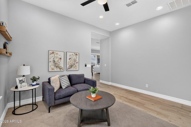 992 E PARKVIEW Drive, Gilbert, AZ 85295