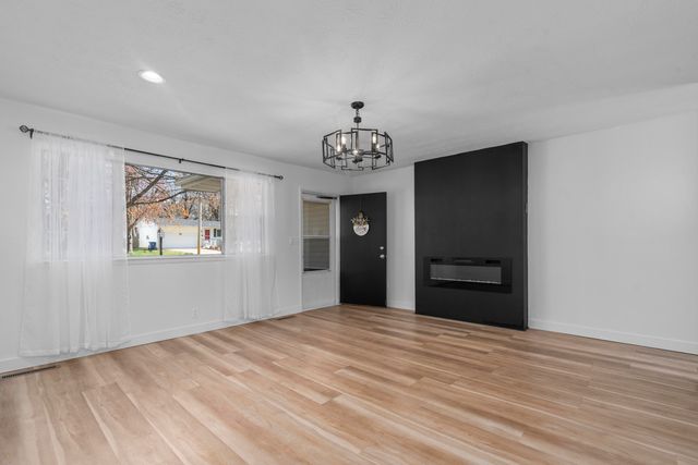 1305 S Prince Lane, Springfield, MO 65804