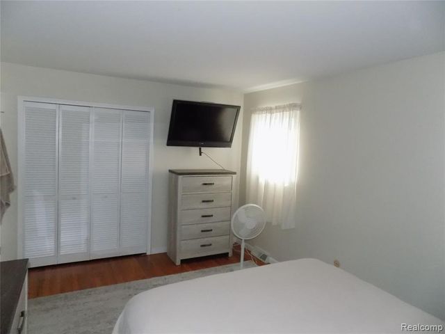 27397 E Skye Drive, Farmington, MI 48334