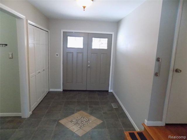 27397 E Skye Drive, Farmington, MI 48334