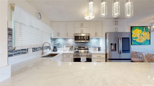 469 Ena Road 2702, Honolulu, HI 96815