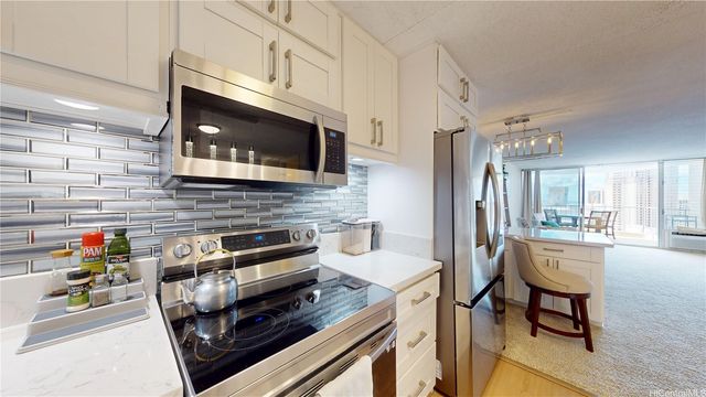 469 Ena Road 2702, Honolulu, HI 96815