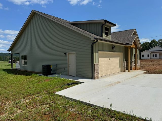 2266 White Ridge Rd, Pelham, TN 37366