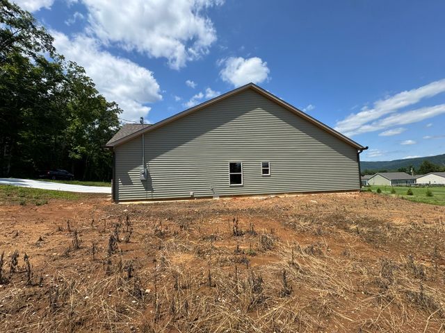 2266 White Ridge Rd, Pelham, TN 37366
