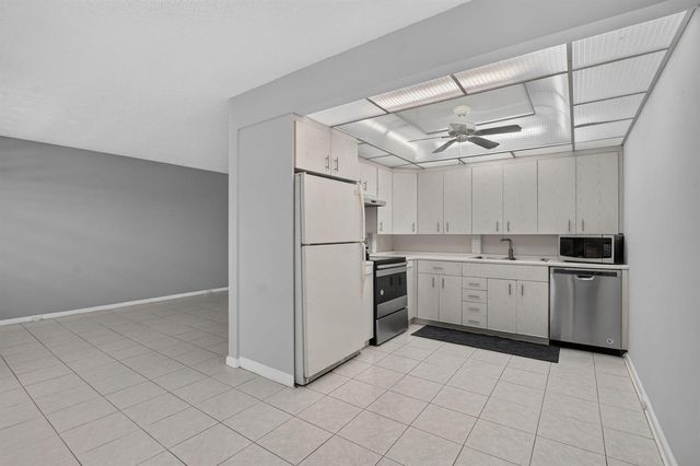 4022 Hythe B, Boca Raton, FL 33434