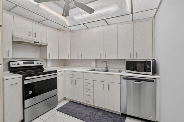 4022 Hythe B, Boca Raton, FL 33434