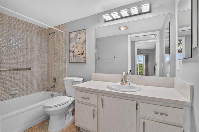 4022 Hythe B, Boca Raton, FL 33434