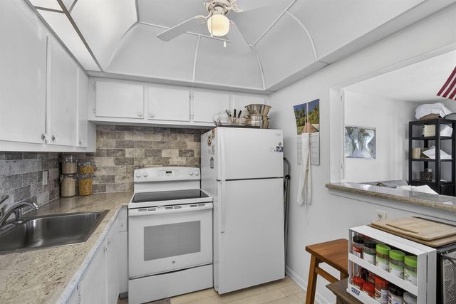 106 Camden E, West Palm Beach, FL 33417