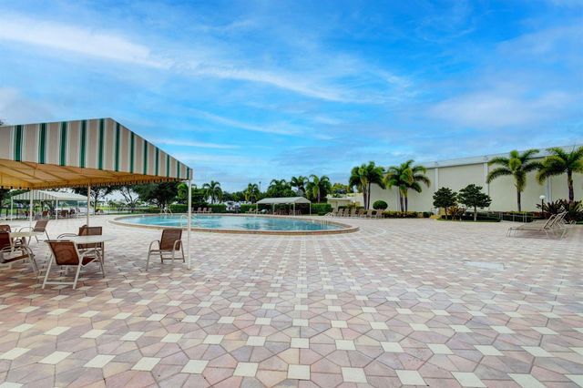 106 Camden E, West Palm Beach, FL 33417