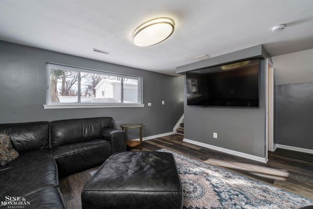 931 W Elmwood Avenue, Clawson, MI 48017