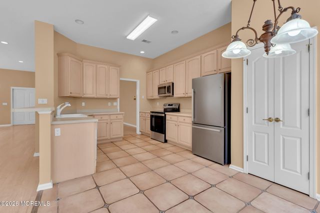 24 Greenways Lane, Lakewood, NJ 08701