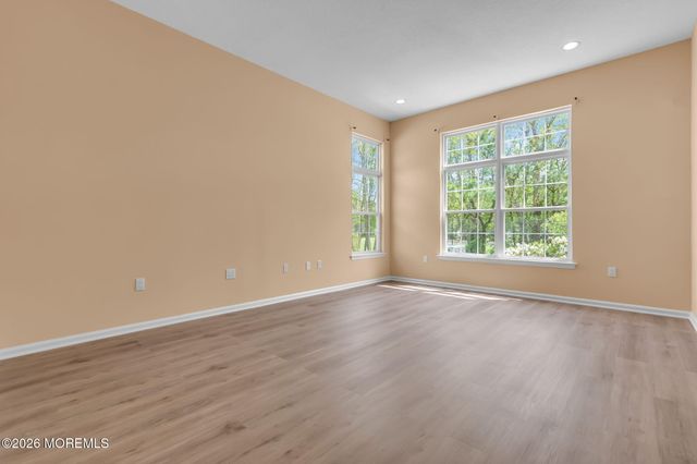 24 Greenways Lane, Lakewood, NJ 08701