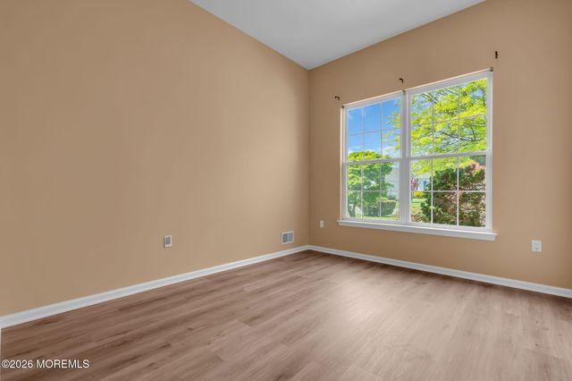 24 Greenways Lane, Lakewood, NJ 08701