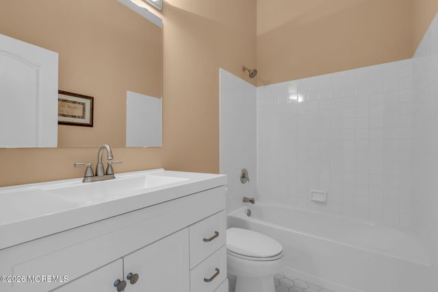 24 Greenways Lane, Lakewood, NJ 08701