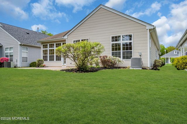 24 Greenways Lane, Lakewood, NJ 08701
