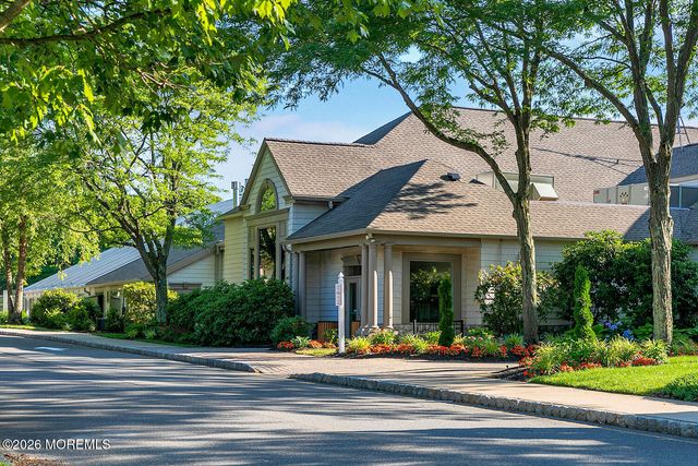 24 Greenways Lane, Lakewood, NJ 08701