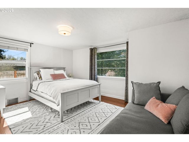 114 S PARKVIEW Dr, Newberg, OR 97132