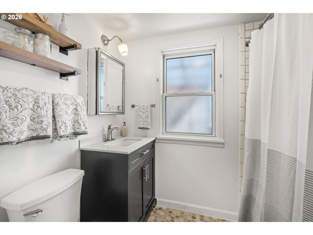 114 S PARKVIEW Dr, Newberg, OR 97132