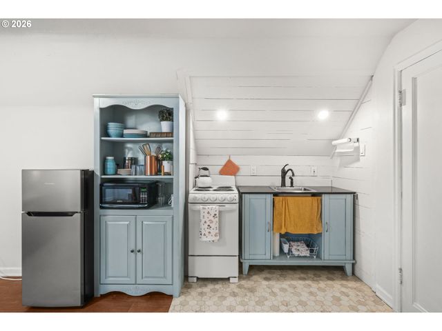 114 S PARKVIEW Dr, Newberg, OR 97132