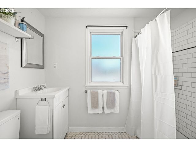 114 S PARKVIEW Dr, Newberg, OR 97132