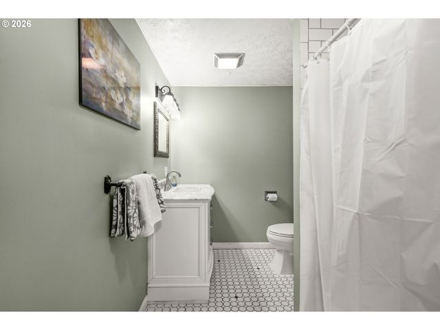 114 S PARKVIEW Dr, Newberg, OR 97132