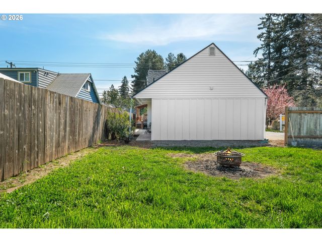 114 S PARKVIEW Dr, Newberg, OR 97132