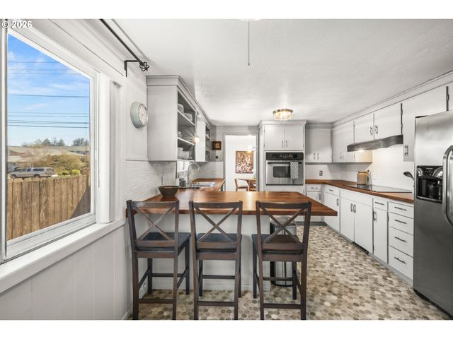 114 S PARKVIEW Dr, Newberg, OR 97132