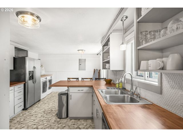 114 S PARKVIEW Dr, Newberg, OR 97132