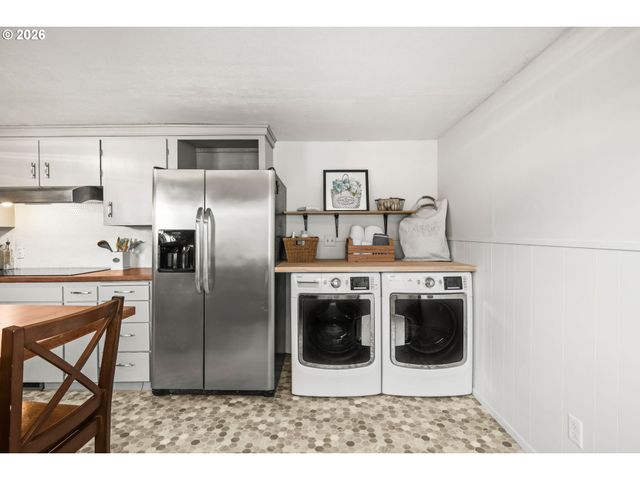 114 S PARKVIEW Dr, Newberg, OR 97132