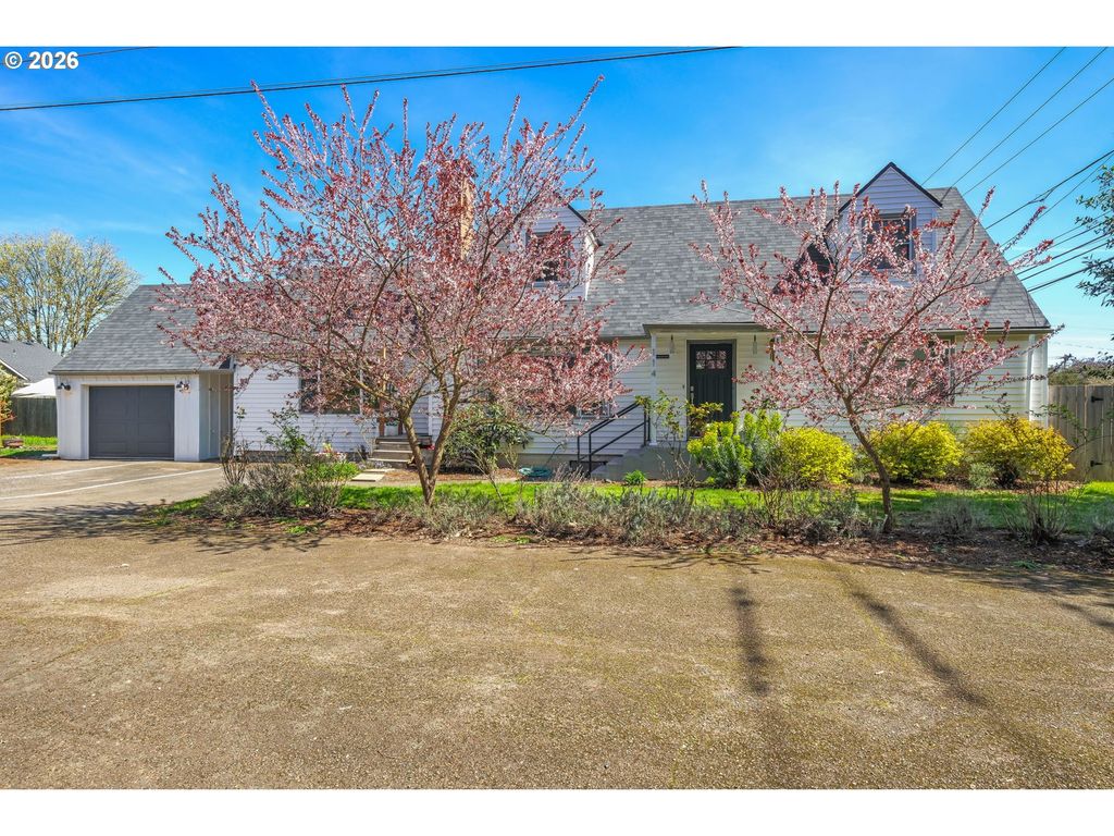 114 S PARKVIEW Dr, Newberg, OR 97132