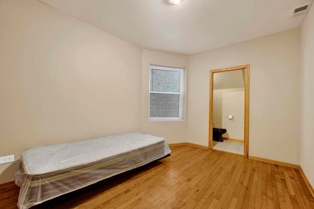 7223 N Damen Avenue, Chicago, IL 60645