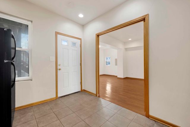 7223 N Damen Avenue, Chicago, IL 60645