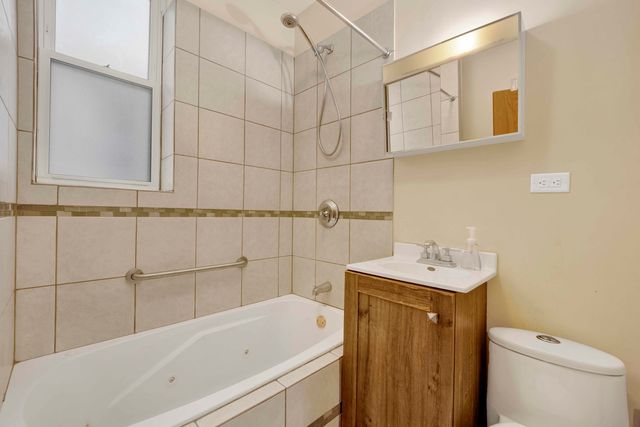 7223 N Damen Avenue, Chicago, IL 60645