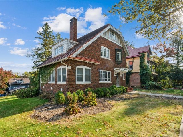 419 2nd St SW, Mt Vernon, IA 52314