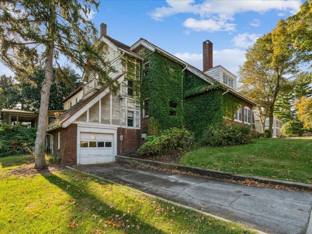 419 2nd St SW, Mt Vernon, IA 52314