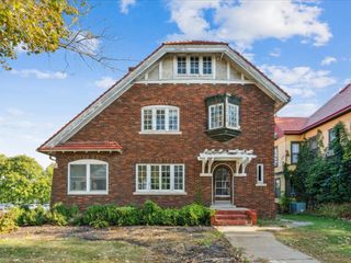 419 2nd St SW, Mt Vernon, IA 52314