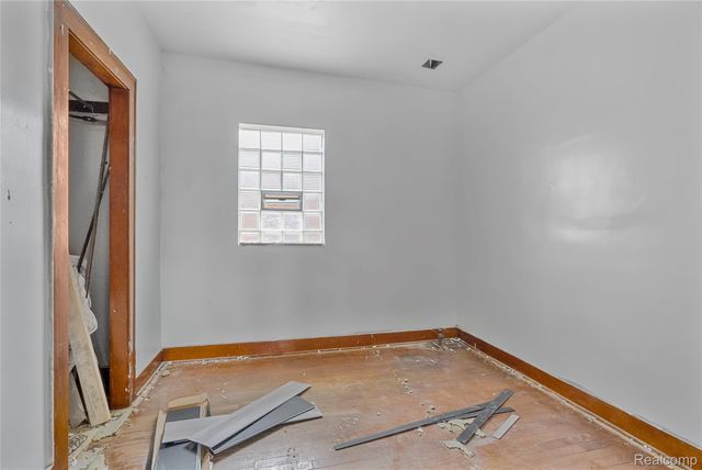 19403 W WARREN Avenue, Detroit, MI 48228