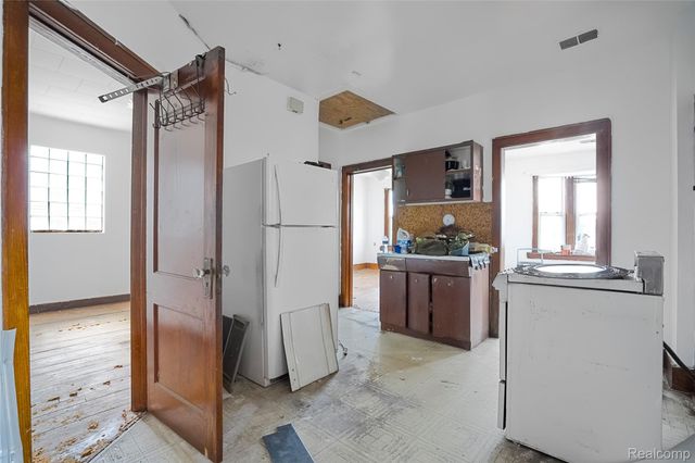 19403 W WARREN Avenue, Detroit, MI 48228