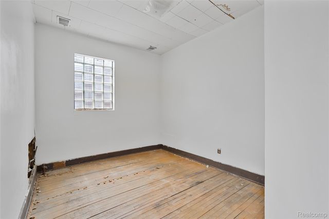 19403 W WARREN Avenue, Detroit, MI 48228